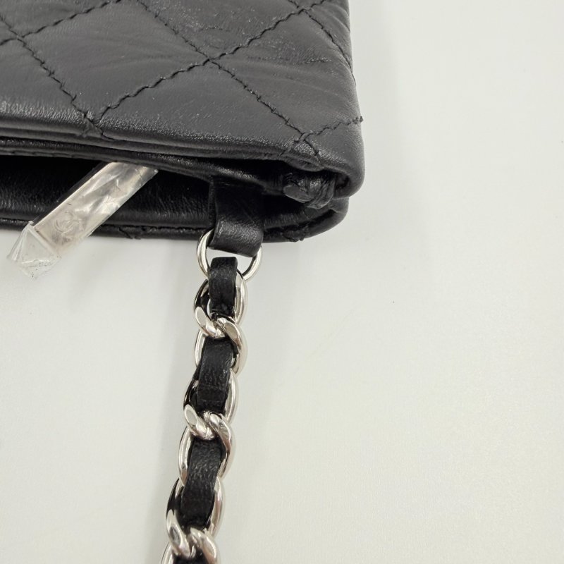 CHANEL - 黑色菱格牛皮郵差斜背包-13