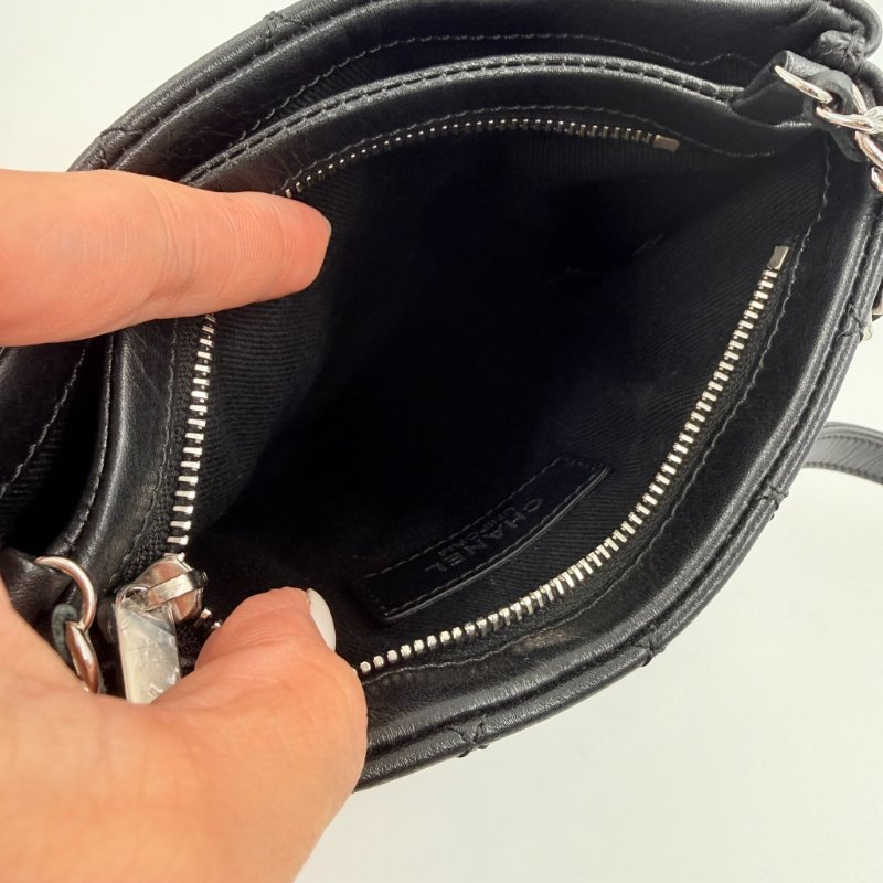 CHANEL - 黑色菱格牛皮郵差斜背包-15