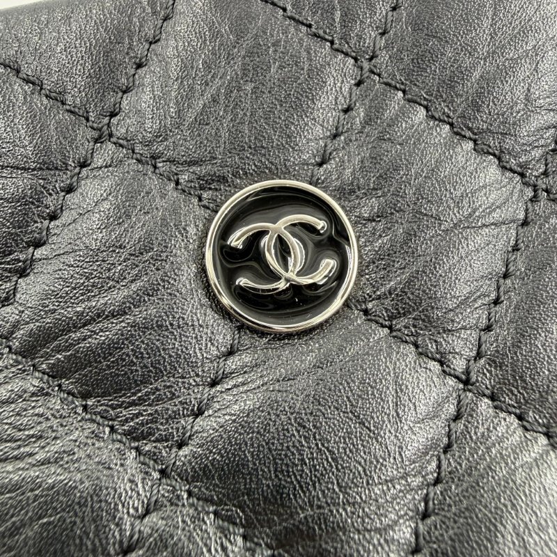 CHANEL - 黑色菱格牛皮郵差斜背包-16