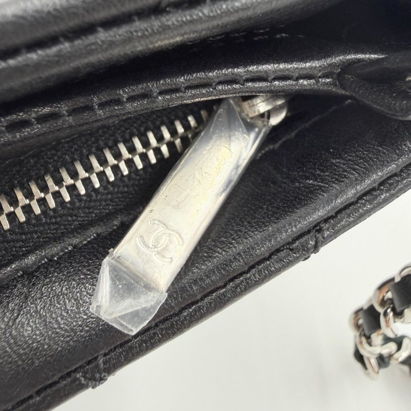 CHANEL - 黑色菱格牛皮郵差斜背包-17