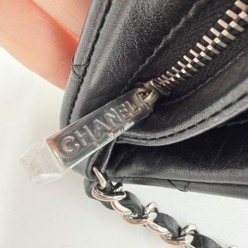 CHANEL - 黑色菱格牛皮郵差斜背包-18