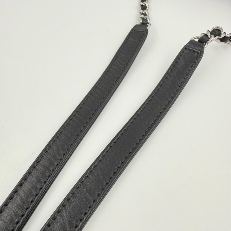 CHANEL - 黑色菱格牛皮郵差斜背包-19