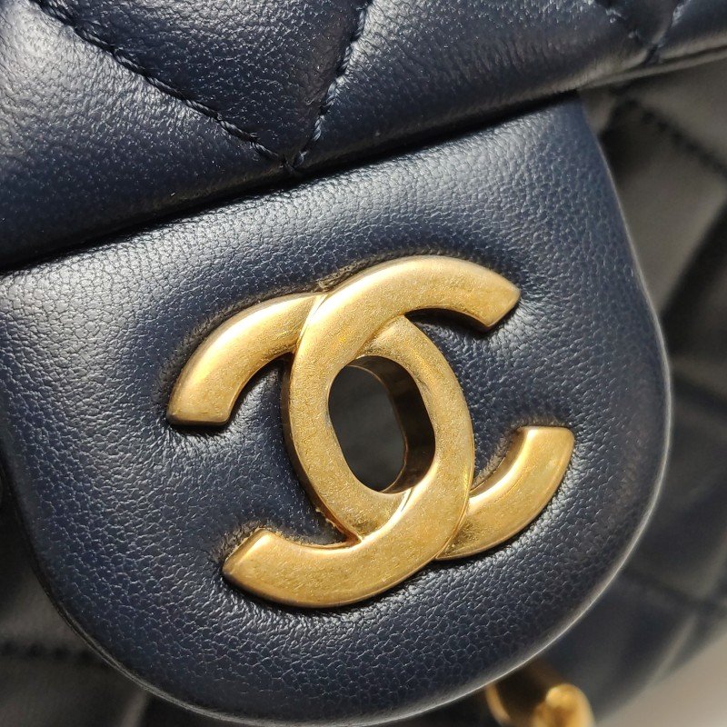 Chanel Classic Flap季節限定款方胖子羊皮菱格絎縫金球雙C扣皮穿鏈斜背包單肩包-12