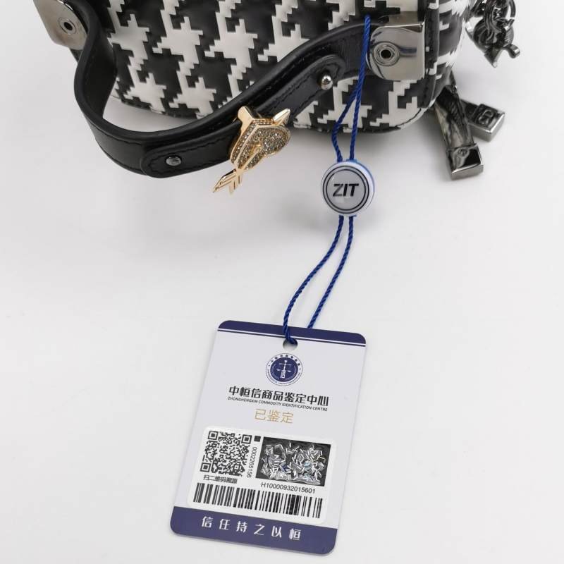 Dior Lady Dior戴妃包迷你牛皮拼色字母Logo吊飾斜背包-8