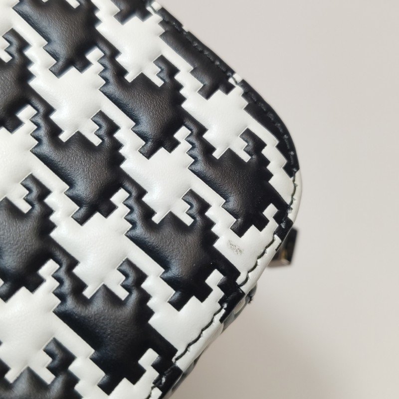 Dior Lady Dior戴妃包迷你牛皮拼色字母Logo吊飾斜背包-15