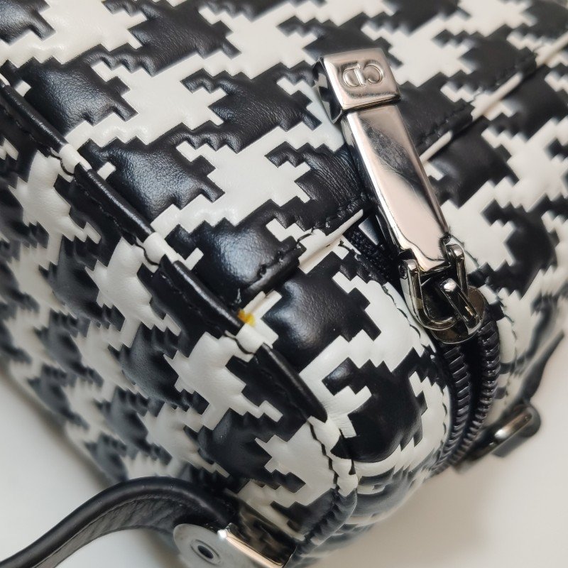 Dior Lady Dior戴妃包迷你牛皮拼色字母Logo吊飾斜背包-16