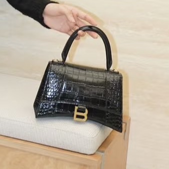 質感拉滿💯限時低價😍Balenciaga巴黎世家黑金亮面鱷魚壓紋xs沙漏包手提包單肩斜挎包-4