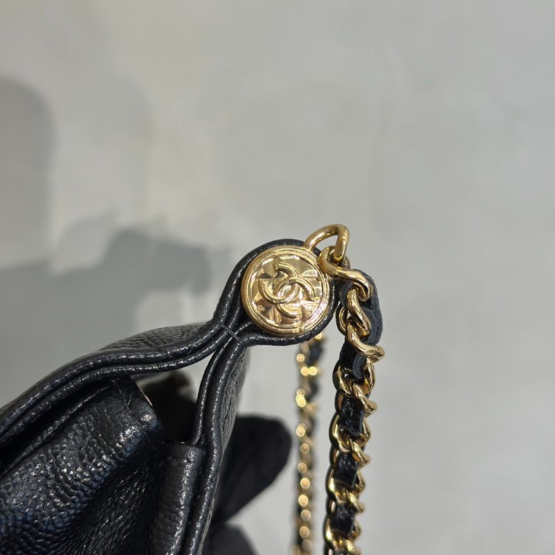 CHANEL 22K粒面牛皮斜背小包 - 黑金-11