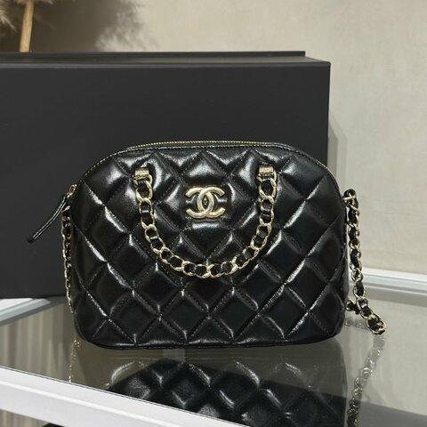 CHANEL 24B亮面小羊皮貝殼包 - 黑金