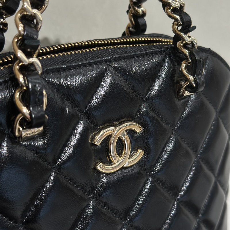 CHANEL 24B亮面小羊皮貝殼包 - 黑金-7