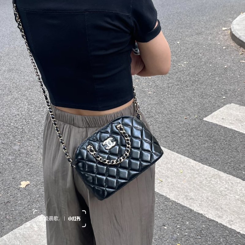 CHANEL 24B亮面小羊皮貝殼包 - 黑金-11