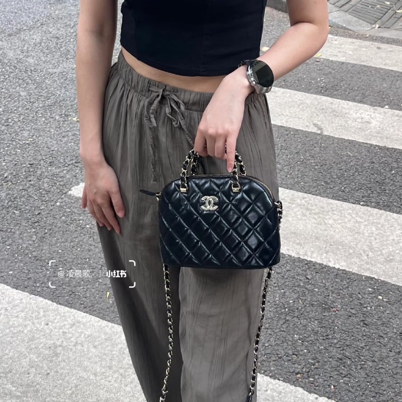 CHANEL 24B亮面小羊皮貝殼包 - 黑金-12