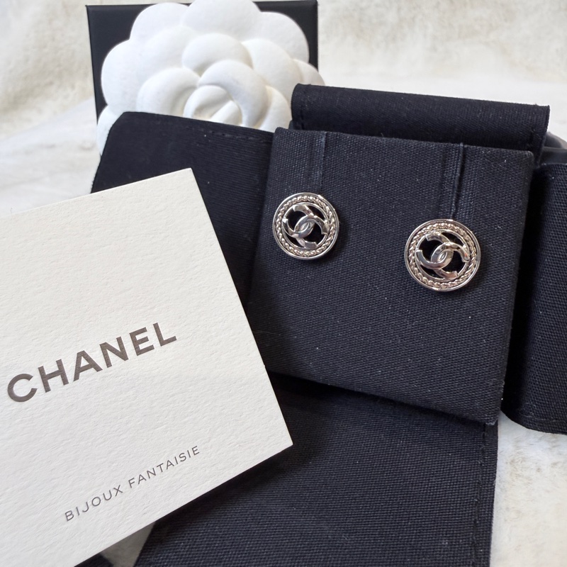 Chanel✨2025A麻花LOGO鈕扣耳針針式耳環-1