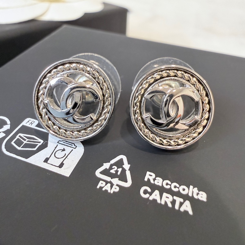 Chanel✨2025A麻花LOGO鈕扣耳針針式耳環-3