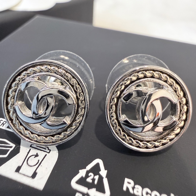 Chanel✨2025A麻花LOGO鈕扣耳針針式耳環-5