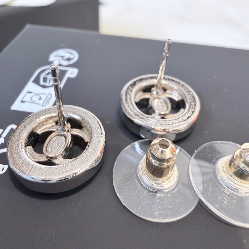 Chanel✨2025A麻花LOGO鈕扣耳針針式耳環-6