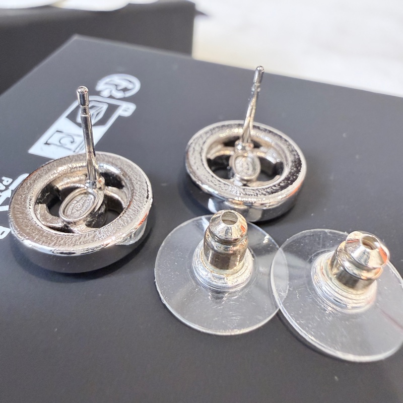 Chanel✨2025A麻花LOGO鈕扣耳針針式耳環-7