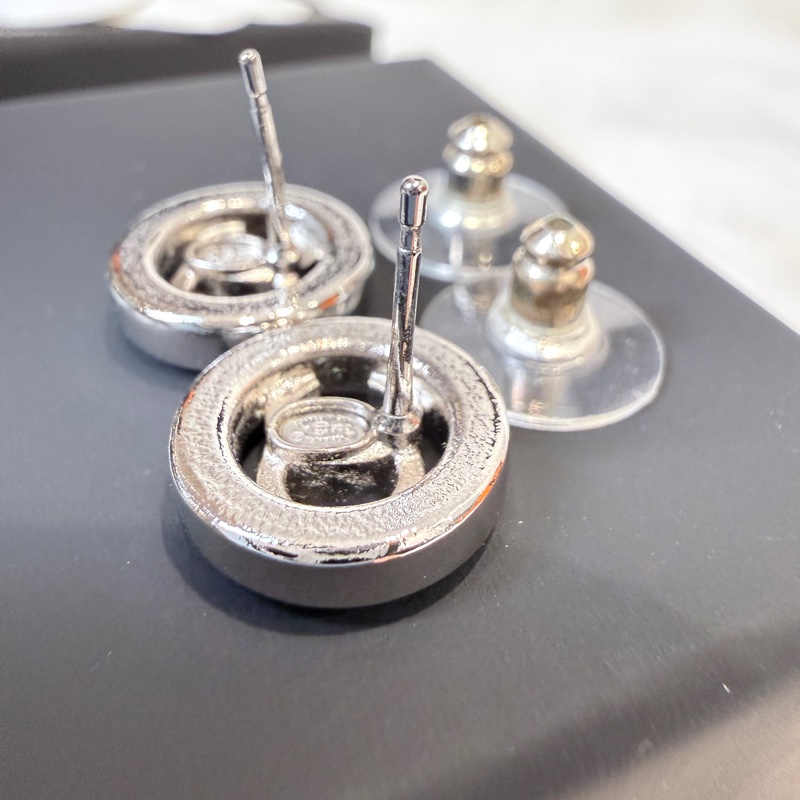 Chanel✨2025A麻花LOGO鈕扣耳針針式耳環-8