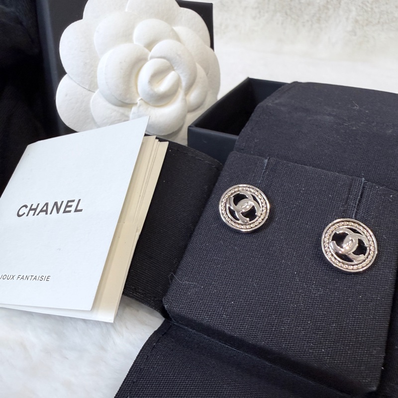 Chanel✨2025A麻花LOGO鈕扣耳針針式耳環-9