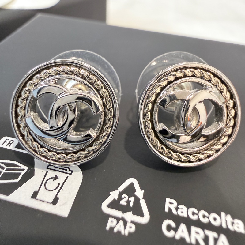 Chanel✨2025A麻花LOGO鈕扣耳針針式耳環-11