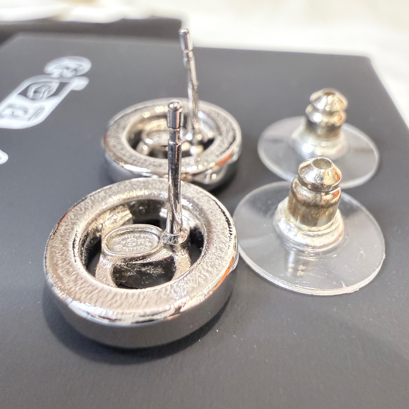 Chanel✨2025A麻花LOGO鈕扣耳針針式耳環-13