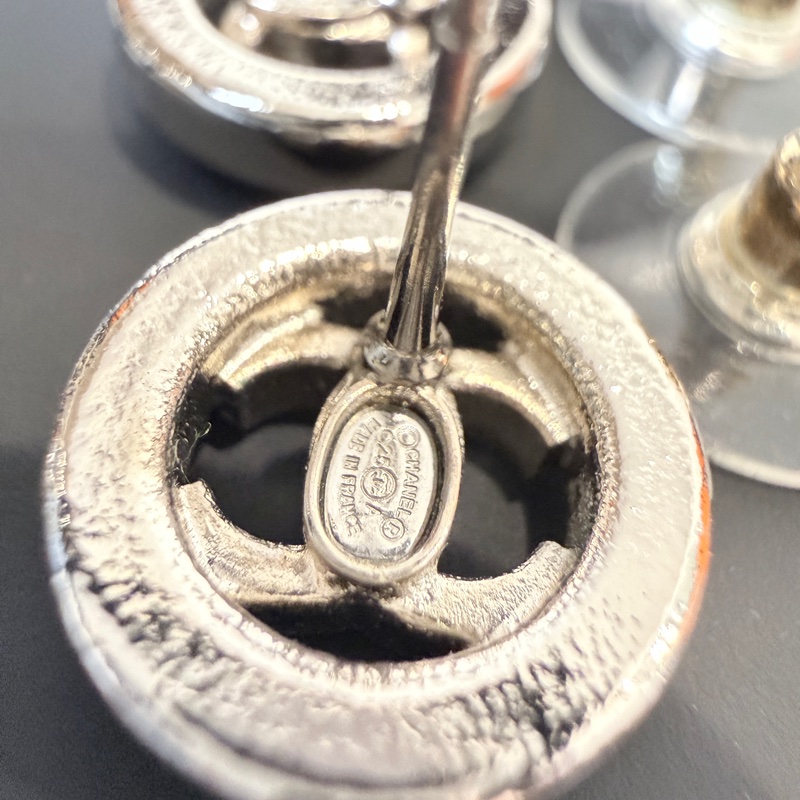 Chanel✨2025A麻花LOGO鈕扣耳針針式耳環-14