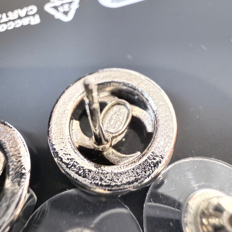 Chanel✨2025A麻花LOGO鈕扣耳針針式耳環-15
