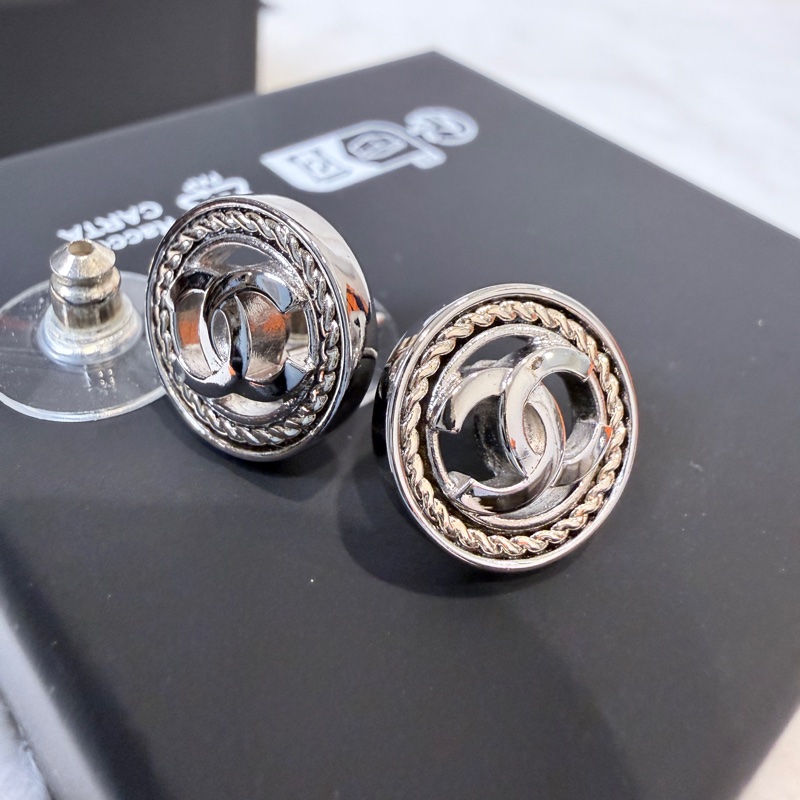 Chanel✨2025A麻花LOGO鈕扣耳針針式耳環-16