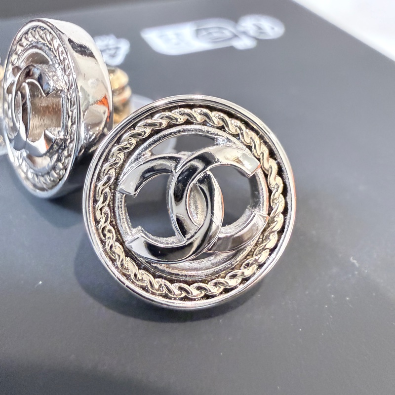 Chanel✨2025A麻花LOGO鈕扣耳針針式耳環-17