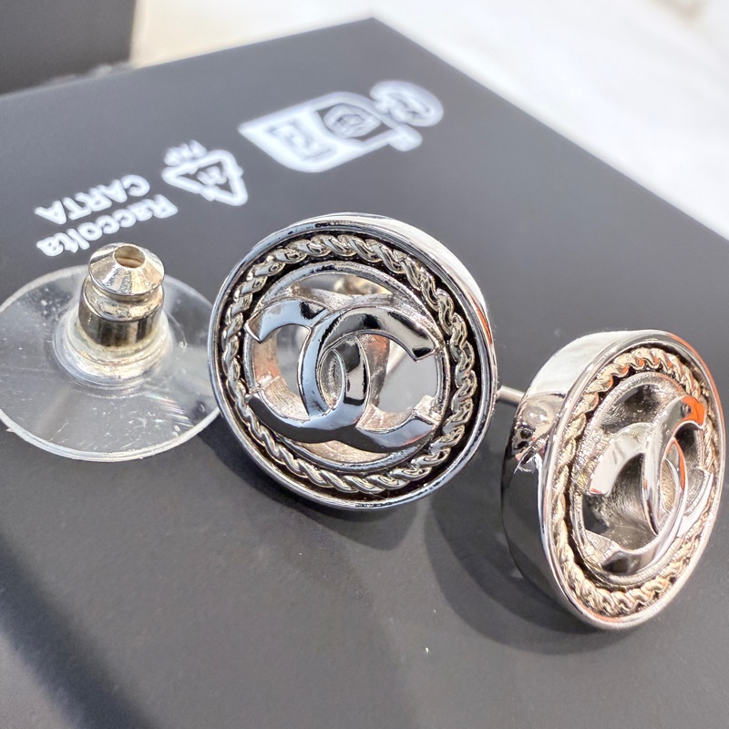 Chanel✨2025A麻花LOGO鈕扣耳針針式耳環-18