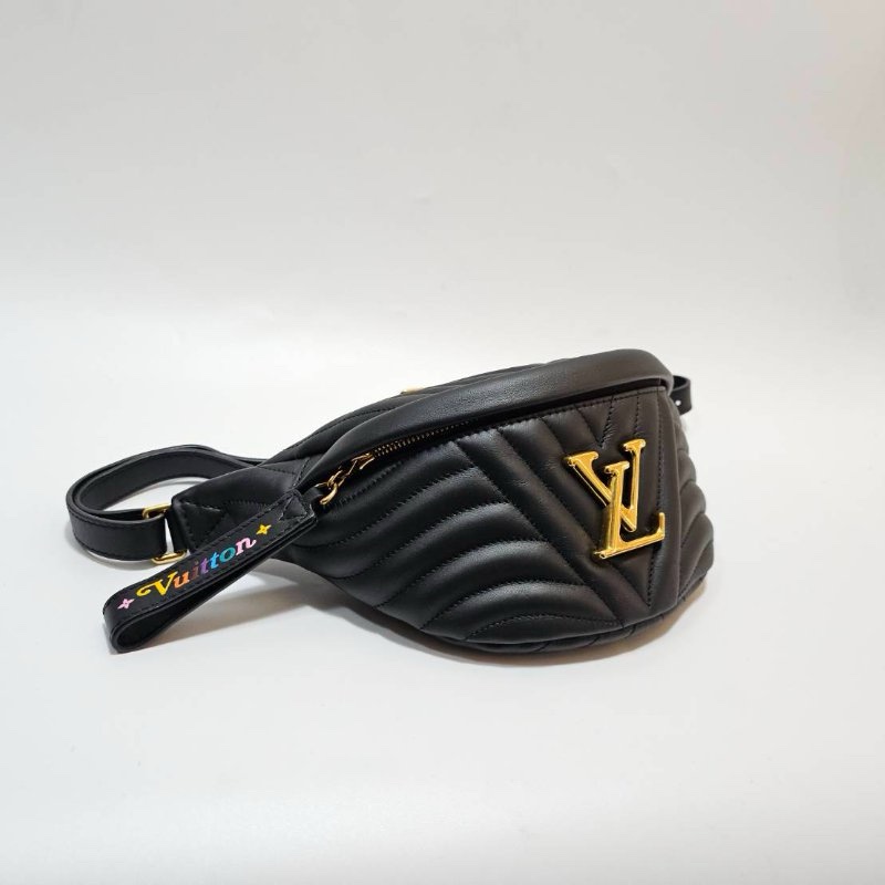 平台最新最便宜近新閒置品✨ LV M53750 NEW WAVE金屬LOGO山形紋全牛皮拉鍊斜挎胸包腰包(黑)-2