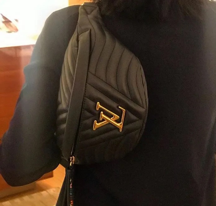 平台最新最便宜近新閒置品✨ LV M53750 NEW WAVE金屬LOGO山形紋全牛皮拉鍊斜挎胸包腰包(黑)-4