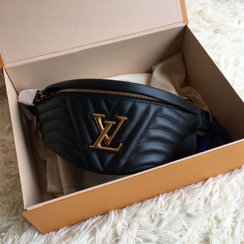 平台最新最便宜近新閒置品✨ LV M53750 NEW WAVE金屬LOGO山形紋全牛皮拉鍊斜挎胸包腰包(黑)-6
