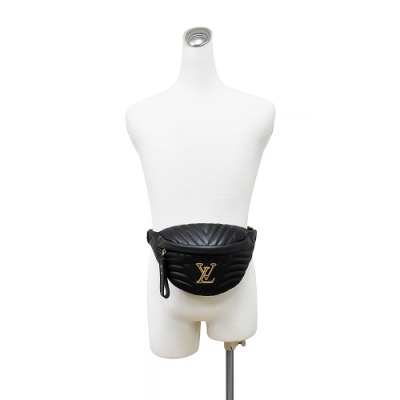 平台最新最便宜近新閒置品✨ LV M53750 NEW WAVE金屬LOGO山形紋全牛皮拉鍊斜挎胸包腰包(黑)-7