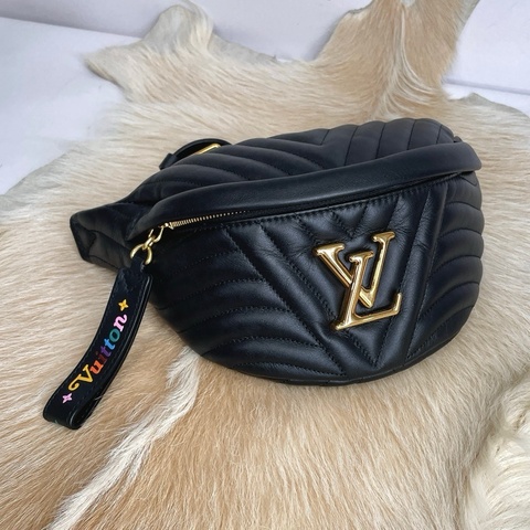 平台最新最便宜近新閒置品✨ LV M53750 NEW WAVE金屬LOGO山形紋全牛皮拉鍊斜挎胸包腰包(黑)
