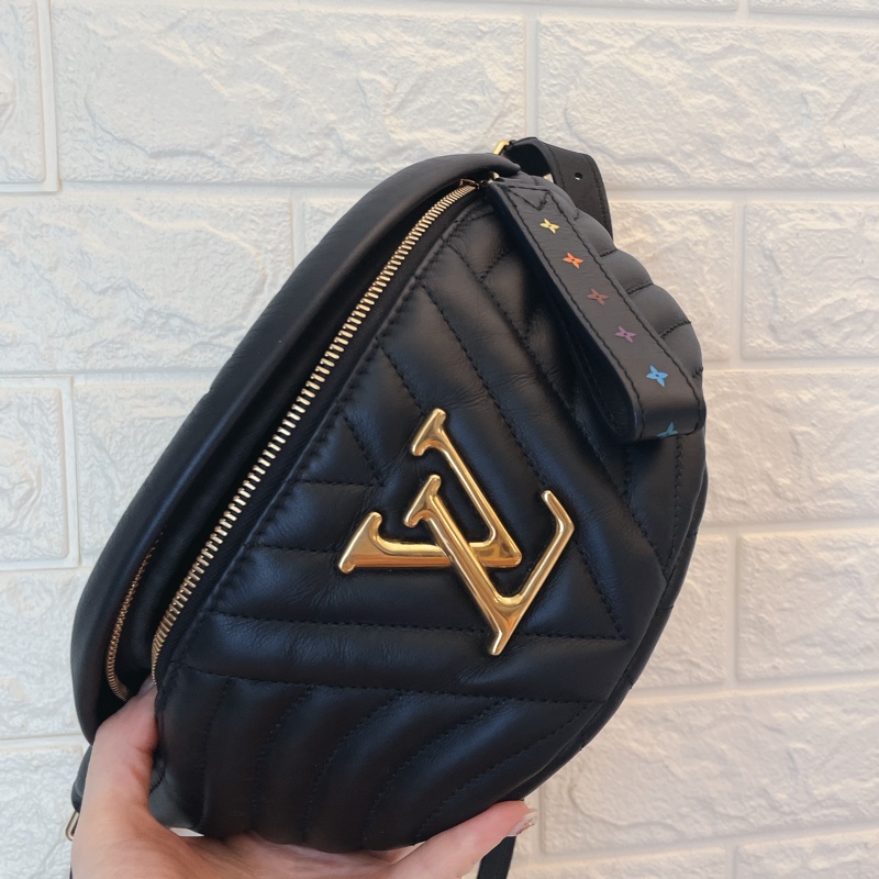 平台最新最便宜近新閒置品✨ LV M53750 NEW WAVE金屬LOGO山形紋全牛皮拉鍊斜挎胸包腰包(黑)-11