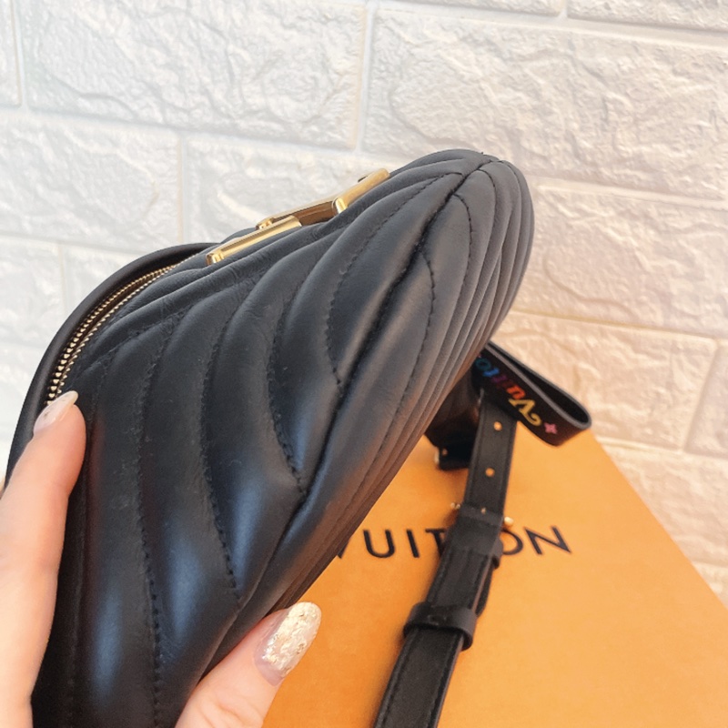 平台最新最便宜近新閒置品✨ LV M53750 NEW WAVE金屬LOGO山形紋全牛皮拉鍊斜挎胸包腰包(黑)-12