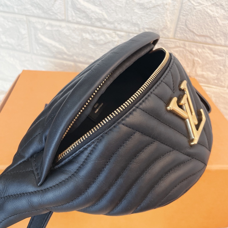 平台最新最便宜近新閒置品✨ LV M53750 NEW WAVE金屬LOGO山形紋全牛皮拉鍊斜挎胸包腰包(黑)-13