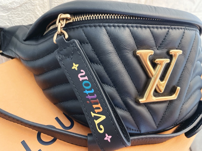 平台最新最便宜近新閒置品✨ LV M53750 NEW WAVE金屬LOGO山形紋全牛皮拉鍊斜挎胸包腰包(黑)-15