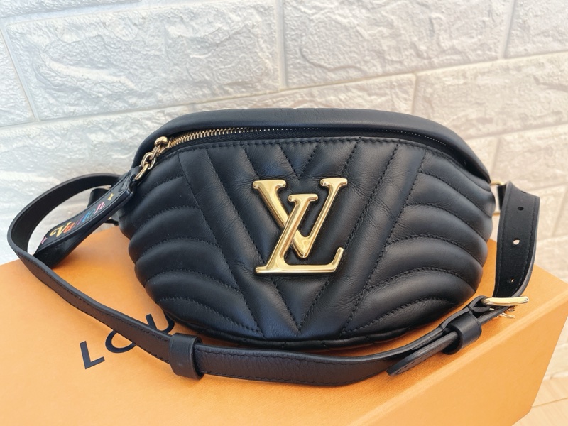 平台最新最便宜近新閒置品✨ LV M53750 NEW WAVE金屬LOGO山形紋全牛皮拉鍊斜挎胸包腰包(黑)-16