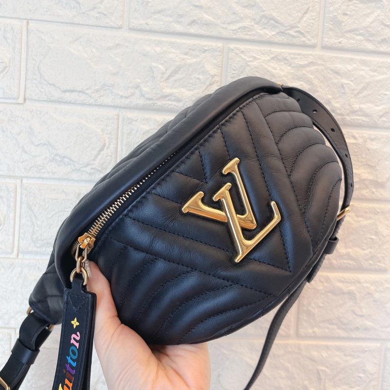 平台最新最便宜近新閒置品✨ LV M53750 NEW WAVE金屬LOGO山形紋全牛皮拉鍊斜挎胸包腰包(黑)-17
