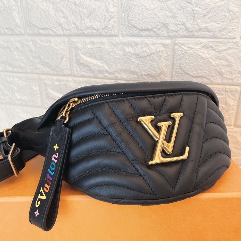 平台最新最便宜近新閒置品✨ LV M53750 NEW WAVE金屬LOGO山形紋全牛皮拉鍊斜挎胸包腰包(黑)-18