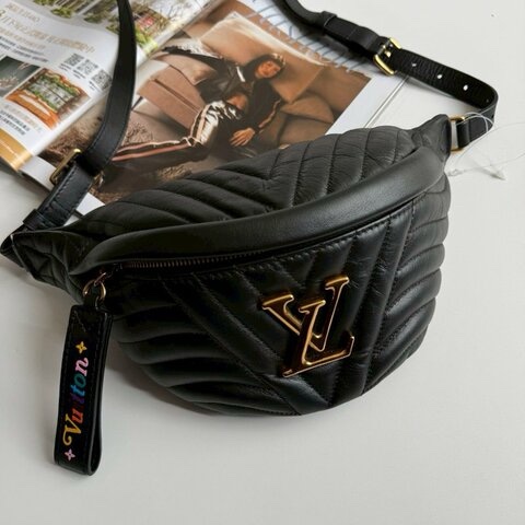 平台最新最便宜近新閒置品✨ LV M53750 NEW WAVE金屬LOGO山形紋全牛皮拉鍊斜挎胸包腰包(黑)-19