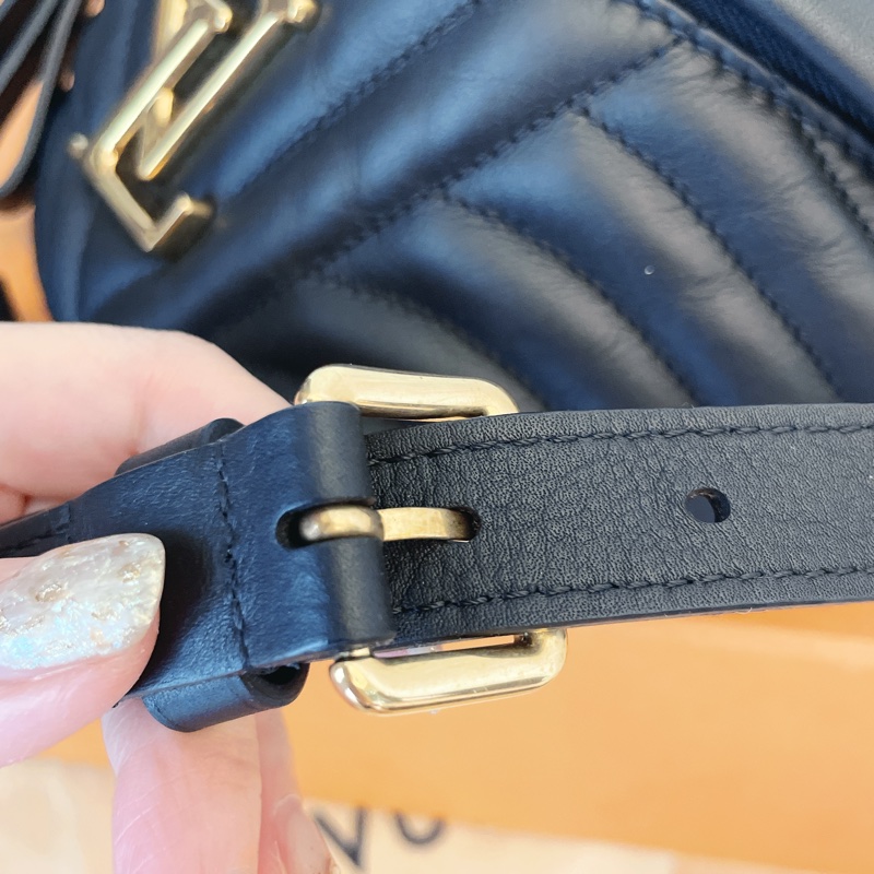 平台最新最便宜近新閒置品✨ LV M53750 NEW WAVE金屬LOGO山形紋全牛皮拉鍊斜挎胸包腰包(黑)-21