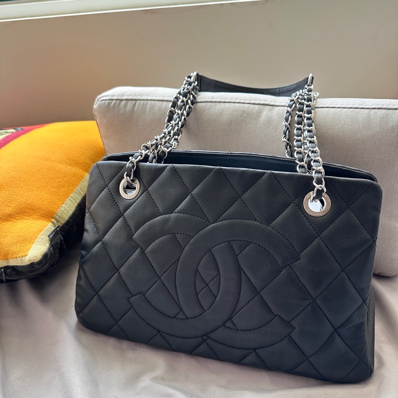 🖤【超低價福利品】Chanel 經典荔枝紋大雙C 鏈帶托特包 (附保卡/防塵袋) 🖤-1