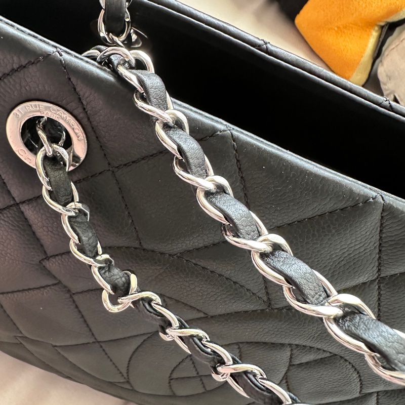 🖤【超低價福利品】Chanel 經典荔枝紋大雙C 鏈帶托特包 (附保卡/防塵袋) 🖤-17