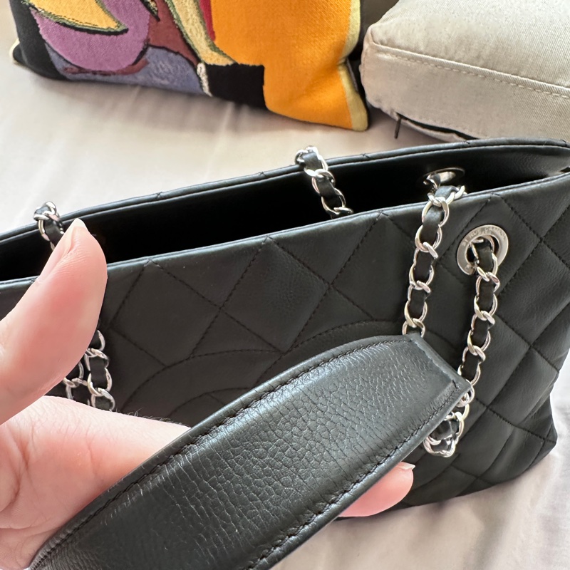 🖤【超低價福利品】Chanel 經典荔枝紋大雙C 鏈帶托特包 (附保卡/防塵袋) 🖤-22