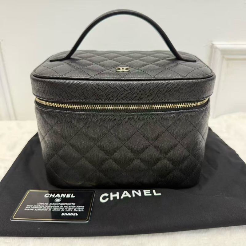 ✨🖤Chanel/香奈兒 化妝盒 黑金 荔枝紋牛皮 內里深紅色 手柄式手提化妝包 經典款時尚手提包 28開帶黑卡🖤-0