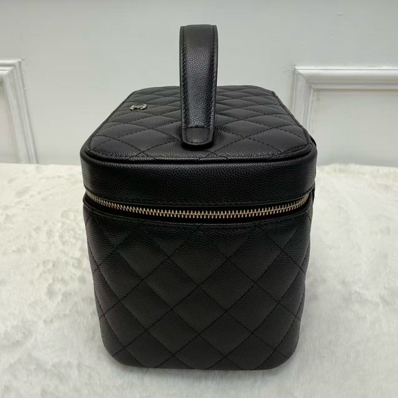 ✨🖤Chanel/香奈兒 化妝盒 黑金 荔枝紋牛皮 內里深紅色 手柄式手提化妝包 經典款時尚手提包 28開帶黑卡🖤-4