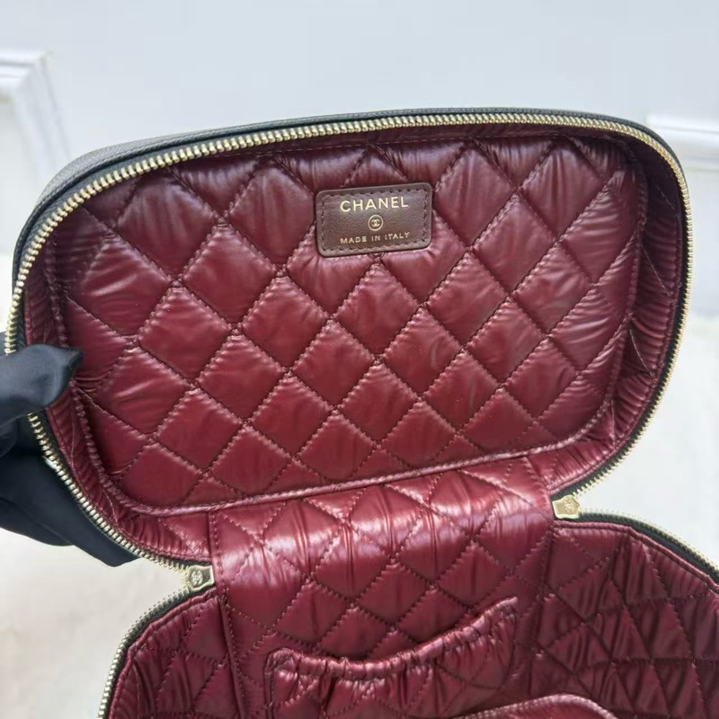 ✨🖤Chanel/香奈兒 化妝盒 黑金 荔枝紋牛皮 內里深紅色 手柄式手提化妝包 經典款時尚手提包 28開帶黑卡🖤-6